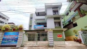 um edifício com um portão em frente em Kushi HomeStay Guest House em Visakhapatnam