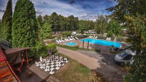 vista aerea su una piscina con tavolo e sedie di Camping Sokol Praha a Praga