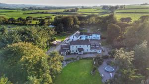 uma vista aérea de uma grande casa num campo em Fortwilliam Farm T12DNN2 em Cork