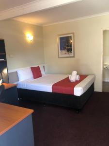 a hotel room with a bed in a room at Biloela Centre Motel & Steakhouse Restaurant in Biloela