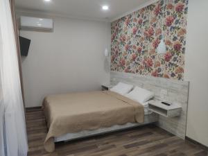 Rúm í herbergi á Akaki's Guesthouse