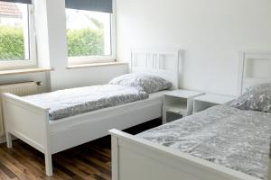 Postel nebo postele na pokoji v ubytování Schöne Ferienwohnung in Oberkotzau am Fichtelgebirge