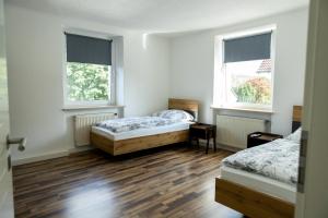 Postel nebo postele na pokoji v ubytování Schöne Ferienwohnung in Oberkotzau am Fichtelgebirge