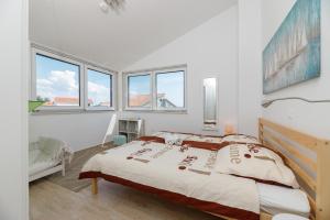 1 dormitorio blanco con 1 cama grande y ventanas en MALO Ferienvilla Privlaka, Pool, Boje, WI-FI, Wallbox, en Privlaka 35 fotos más