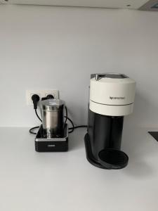 eine Kaffeemaschine und einen Mixer auf der Theke in der Unterkunft Appartement op Italiëlei in Antwerpen