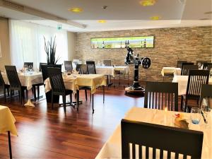 ein Restaurant mit Tischen und Stühlen und einer Ziegelwand in der Unterkunft Hotel Felmis in Luzern