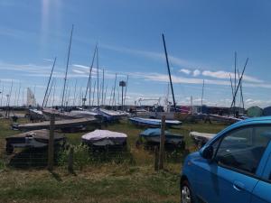 Um monte de barcos estão estacionados num campo. em Beautiful 3-Bedrooms Static Caravan Holiday Home em Clacton-on-Sea