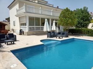 Bazén v ubytování Villa de lujo en Torremolinos nebo v jeho okolí