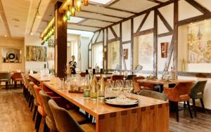 restauracja z długim stołem i krzesłami w obiekcie Hotel Zeltinger-Hof - Gasthaus des Rieslings w mieście Zeltingen-Rachtig