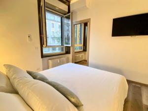 A television and/or entertainment centre at Suite boutique Moscova