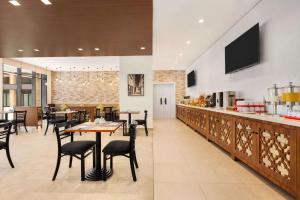 ห้องอาหารหรือที่รับประทานอาหารของ Super 8 by Wyndham Dubai Deira