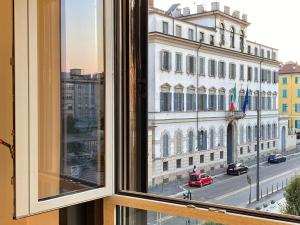 een raam met uitzicht op een stadsstraat bij Suite boutique Moscova in Milaan