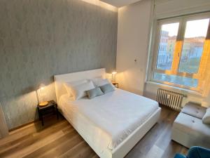 Un pat sau paturi într-o cameră la Suite boutique Moscova