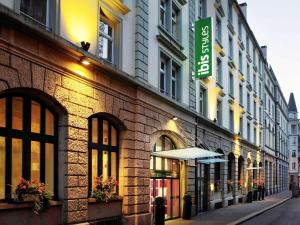 um prédio com uma placa na lateral em ibis Styles Luzern em Lucerna