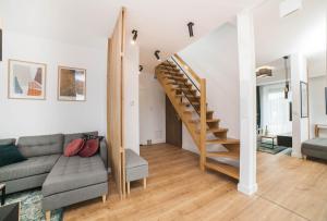 Część wypoczynkowa w obiekcie Apartament Klimt nad jeziorem Juno w Mragowie