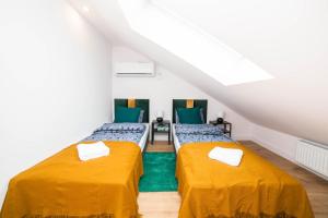 Posteľ alebo postele v izbe v ubytovaní Apartament Klimt nad jeziorem Juno w Mragowie