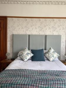 een slaapkamer met een bed met 2 kussens erop bij Westlea Bed and Breakfast in Thurso
