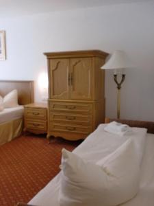 Letto o letti in una camera di Hotel & Gästehaus Krone