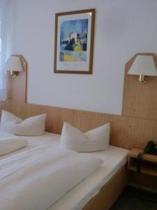 Letto o letti in una camera di Hotel & Gästehaus Krone