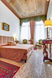 sypialnia z łóżkiem i kasetonowym sufitem w obiekcie Palazzo Schiavoni Residenza d'epoca & Suite-Apartments w Wenecji
