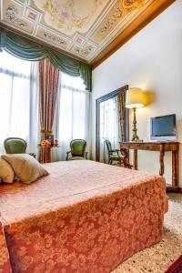 TV a/nebo společenská místnost v ubytování Palazzo Schiavoni Residenza d'epoca & Suite-Apartments