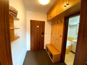łazienka z toaletą i drewnianymi drzwiami w obiekcie Byt Malá Úpa w mieście Horní Malá Úpa
