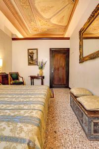 Postel nebo postele na pokoji v ubytování Palazzo Schiavoni Residenza d'epoca & Suite-Apartments