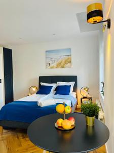 um quarto com uma cama e uma mesa com fruta em 20 m2 SOPOT centrum parking za darmo em Sopot