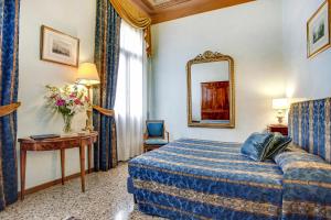 Postel nebo postele na pokoji v ubytování Palazzo Schiavoni Residenza d'epoca & Suite-Apartments