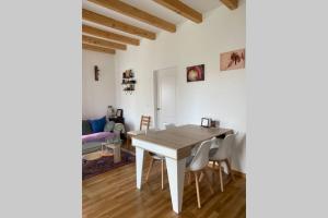 uma sala de jantar com mesa e cadeiras em Charming apartment in Becerril de la Sierra em Becerril de la Sierra