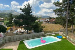בריכת השחייה שנמצאת ב-Charming apartment in Becerril de la Sierra או באזור