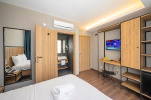 um quarto com uma cama e uma secretária com um computador portátil em Çorlu Dem Hotel em Çorlu