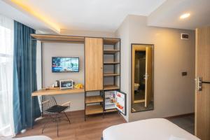 TV a/nebo společenská místnost v ubytování Çorlu Dem Hotel