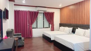Habitación de hotel con 2 camas y ventana en Hotel Red River, en Hà Ðông