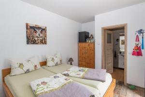 a bedroom with a bed and a picture of an owl at Ferienhof "Zum Spreewäldchen" in Burg +100 photos