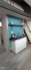 una cocina bajo una cama elevada con fregadero en La Finestra sulla Mole, en Turín