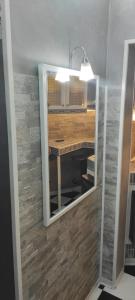 - un miroir dans une chambre avec une table en bois dans l'établissement Batman Airport Catania City, à Catane