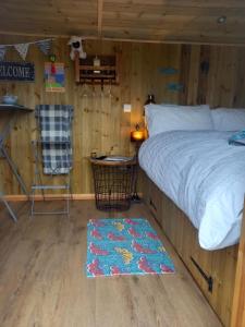 Tempat tidur dalam kamar di Stargazy Shepherds Hut