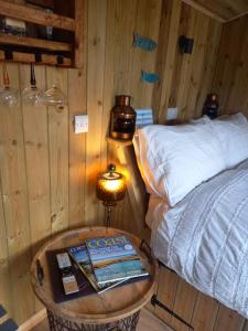 Postel nebo postele na pokoji v ubytování Stargazy Shepherds Hut