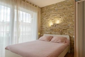 Un pat sau paturi într-o cameră la Loft zona Fenals, Lloret de Mar.