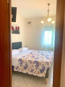 um quarto com uma cama com uma colcha azul e branca em La casa di Paola em Solesino