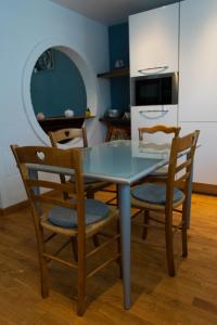 un tavolo da pranzo con 2 sedie e una cucina di Le Chalet de Gaume a Virton