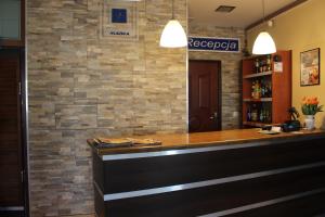 un bar en un restaurante con una pared de piedra en Bar Malwa en Aleksandrów Łódzki