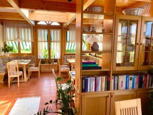 ein Zimmer mit einem Bücherregal voller Bücher in der Unterkunft Pension Thermenland in Loipersdorf bei Fürstenfeld
