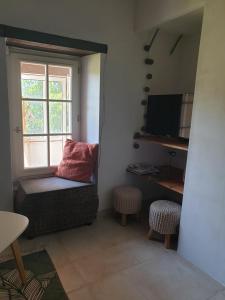 sala de estar con sofá y ventana en Gîte, les Genêts de la Valdaine, en Rochefort-en-Valdaine