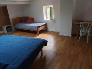 1 dormitorio con 1 cama, 1 mesa y 1 silla en Gîte, les Genêts de la Valdaine, en Rochefort-en-Valdaine