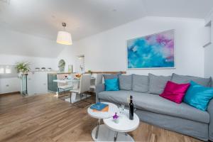 - un salon avec un canapé et une table dans l'établissement San Pietro apartment, à Dubrovnik