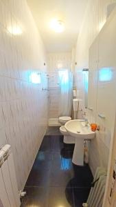 Luni的住宿－appartamento mare di Luni Mare，白色的浴室设有水槽和卫生间。