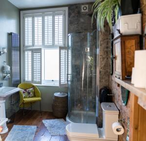 a bathroom with a shower and a toilet at The green house in Portsmouth