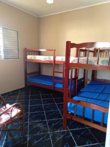 Ein Etagenbett oder Etagenbetten in einem Zimmer der Unterkunft Casa Arejada, bem localizada para Temporada em Caraguatatuba
